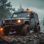 un prepper che utilizza un Hi-Lift Jack e cinghie di recupero per liberare un Bug Out Vehicle dal fango durante un'emergenza.
