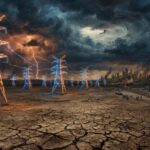 una crisi globale: in primo piano, una distesa di terra arida e profondamente crepata simboleggia la scarsità d'acqua. Sulla sinistra, alte torri di trasmissione energetica dai toni blu e arancioni brillano ed emettono elettricità, attraversando un paesaggio dominato da un cielo scuro, tempestoso e solcato da fulmini. Sulla destra, si intravedono confini recintati, accampamenti e una città sullo sfondo, a rappresentare le tensioni geopolitiche.